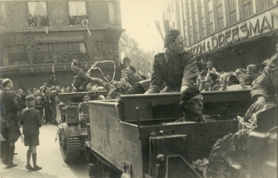 501115 Afbeelding van enkele legervoertuigen, te midden van publiek op de Stadhuisbrug te Utrecht, tijdens de intocht ...
